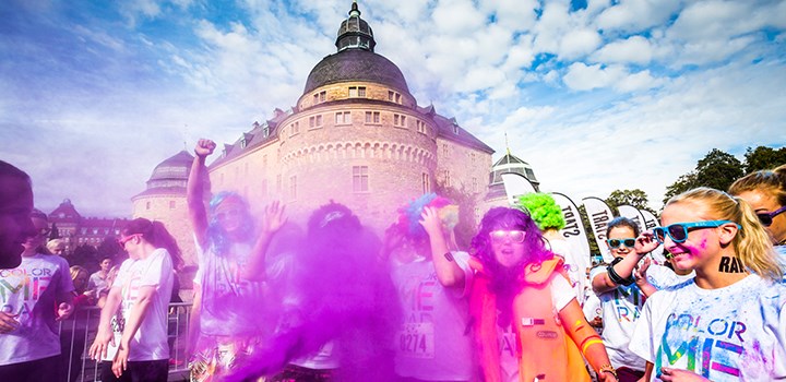 Studenter dansar framför Örebro slott