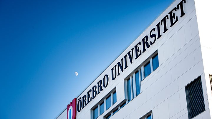 A building with the logo of Örebro University