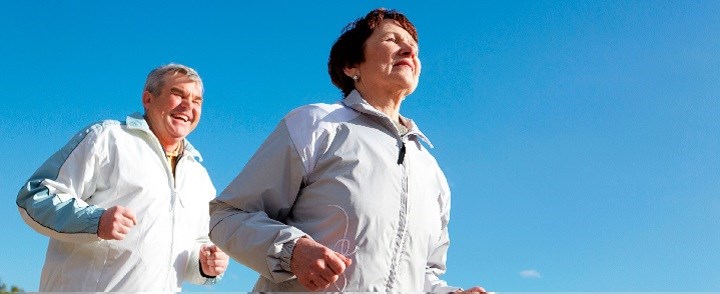 Äldre man och kvinna som motionerar utomhus