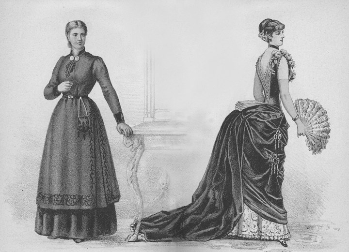 Två kvinnor i klänningar