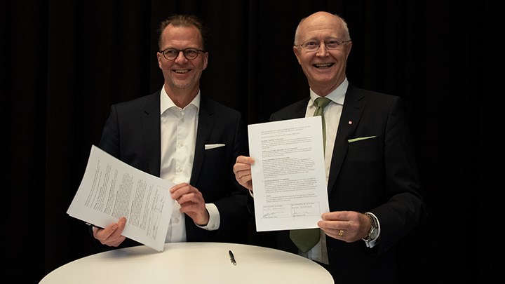 Jonas Albertson  och Johan Schnürer håller ihop avtalet som de just signerat