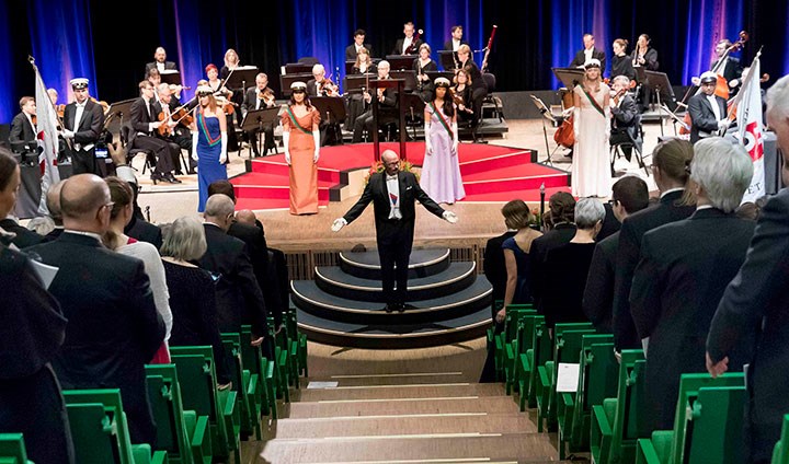 Ceremonimästaren Magnus Hansson framför scenen med marshalkar och Svenska kammarorkestern.
