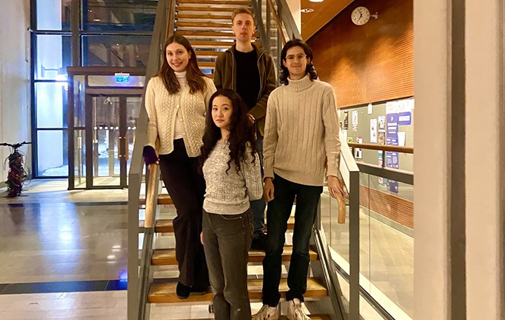 Studenter ståendes i trappan på musikhögskolan