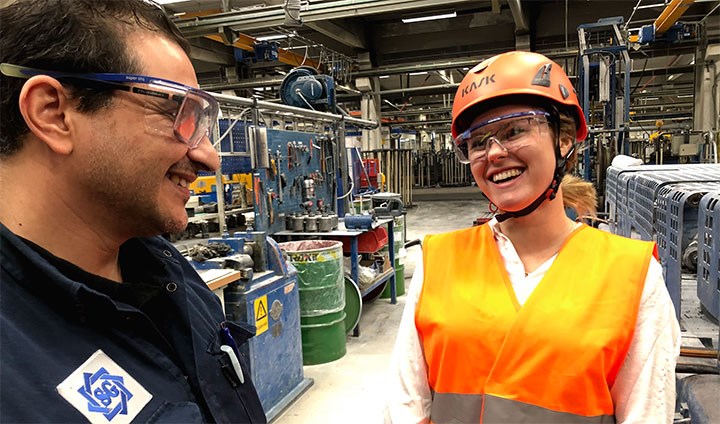 Studenten Sara Borg och handledare Nadine Krips på Epiroc.