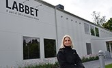 Johanna Gillberg sitter utanför Labbet vid Örebro universitet. 