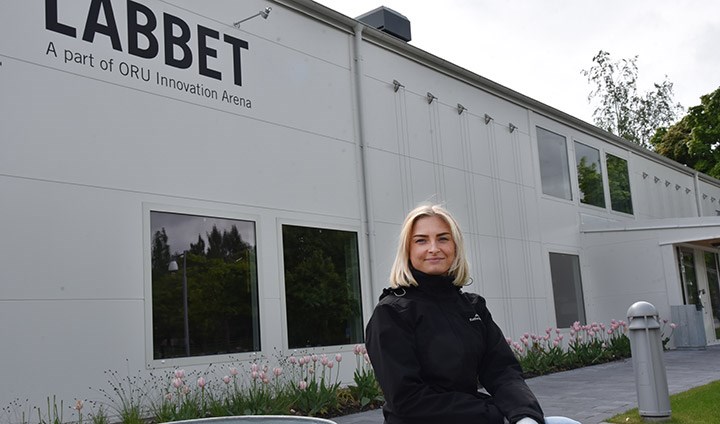Johanna Gillberg sitter utanför Labbet vid Örebro universitet. 