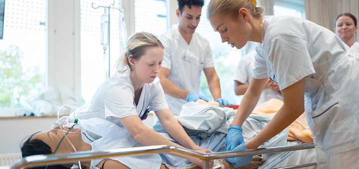 Sjuksköterskestudenter övar på en docka.