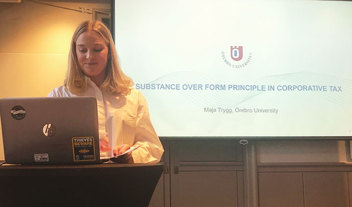 Maja Trygg håller sin presentation om hur man beskattar i Sverige för att förhindra skatteflykt. 