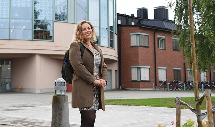 Petra Giessbeck framför universitetsbiblioteket.