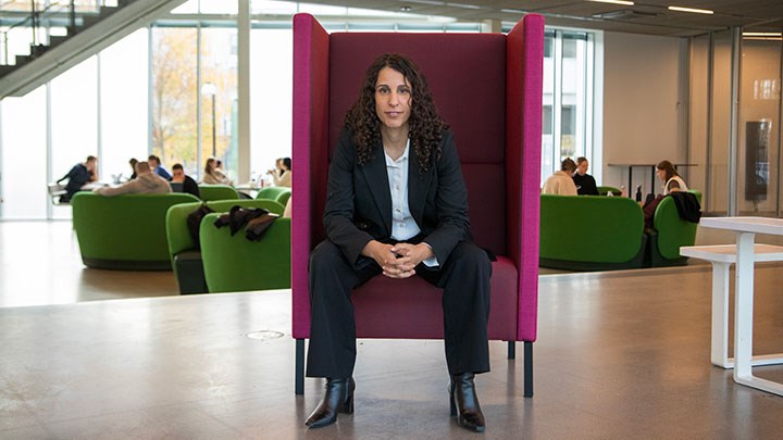 "Digitaliseringen går snabbt och svensk industri behöver spetskompetens för att fortsätta vara konkurrenskraftig. Nu testar vi nya sätt för livslångt lärande, i nära samarbete mellan akademi och industri". Det säger Amy Loutfi, som är professor vid Örebro universitet och föreståndare för AI, Robotics and Cybersecurity Center (ARC), som står värd för Expert Learning Lab. Amy är också programdirektör för forskningsprogrammet WASP och affilierad professor vid Linköpings universitet. 