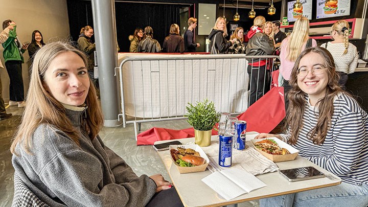 Studenterna Alicia och Katinka.
