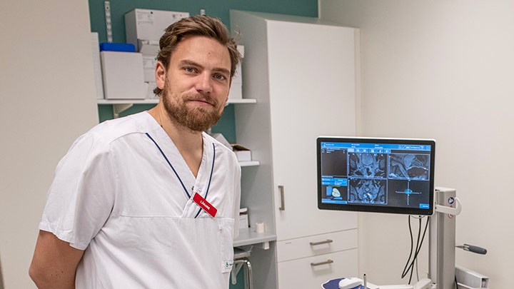 Henrik Ugge framför en skärm.
