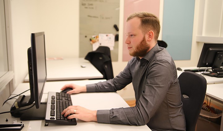 Oscar Thörn som utbildar sig till högskoleingenjör i datateknik arbetar under sommaren med app-utveckling.
