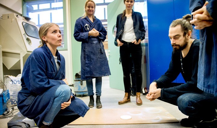Ingenjörsstudenter och handledare i samarbete