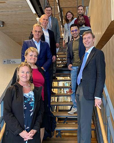 Internationella rådet och forskare står i trappan i Bilbergska huset.