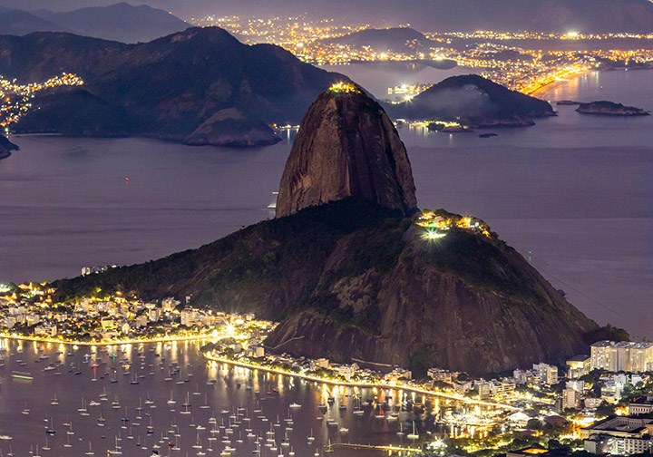 Nattbild över Rio de Janeiro