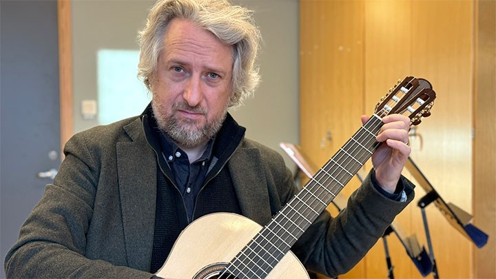 Jakob Henriques spelar gitarr.