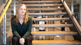 Lena Uvhagen sitter i en trappa. 