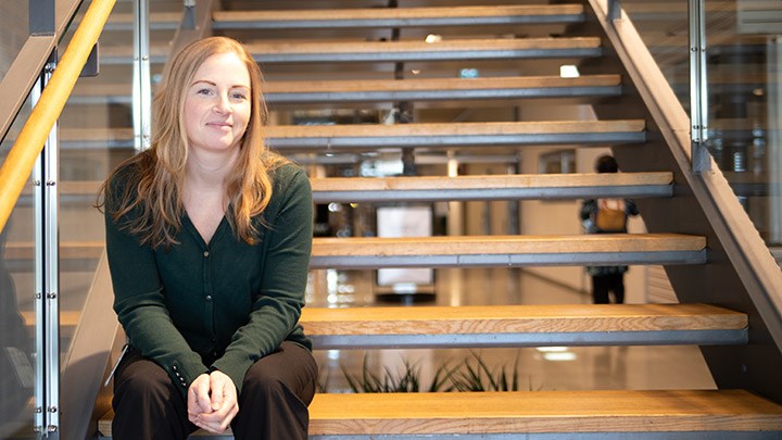 Lena Uvhagen sitter i en trappa.