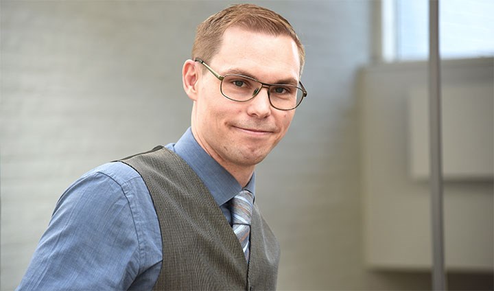 Bilden visar Simon Lundh, forskare i företagsekonomi vid Örebro universitet.