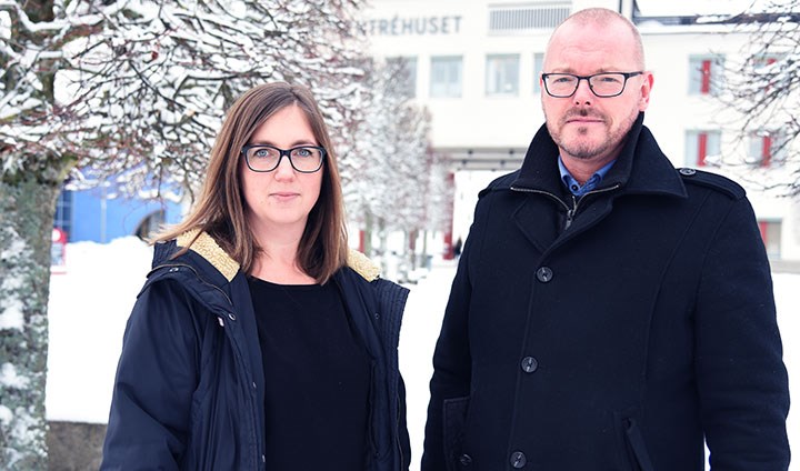 Jenny Alsarve och Jürgen Degner i vintrig miljö på universitetet.