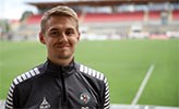 Philip Garvö i tränarkläder på en fotbollsplan.