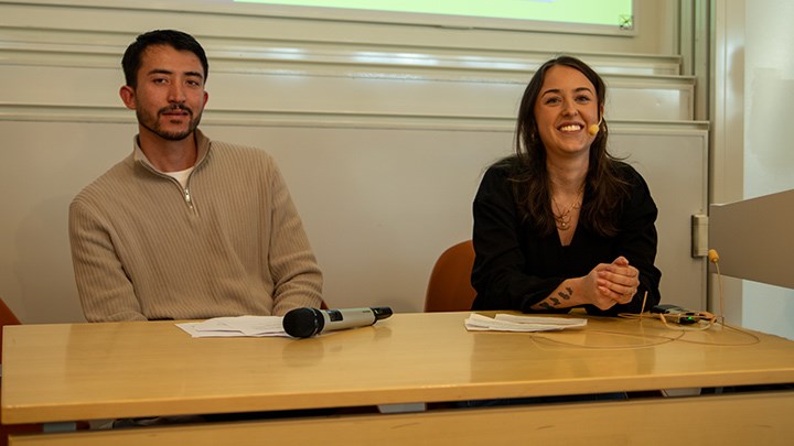 Mustafa Akrami och Irma Uzicanin sitter vid en kateder.