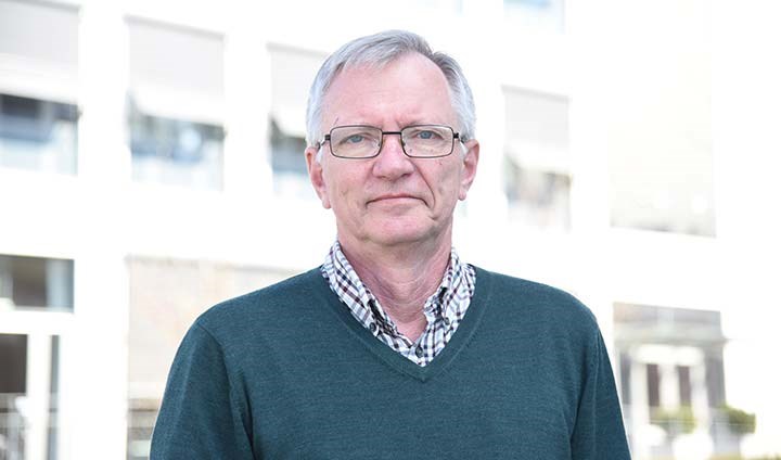 Åke Bergman utanför Bilbergska på Örebro universitet