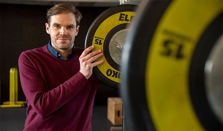 Bilden visar forskaren Peter Edholm i ett gym.