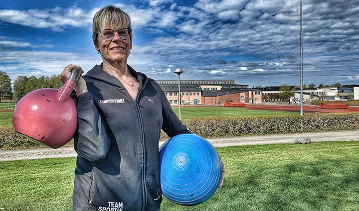 Marianne Hilltorp Johansson står och håller i en vikt och en pilatesboll utomhus.