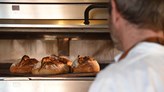 Ett bageribakat surdegsbröd kräver lång jäsning. Det är nyckeln till att ett sådant bröd är bättre för hälsan än ett snabbt producerat ”industriellt” bröd. Trots forskning som slår fast detta, verkar kunderna inte särskilt intresserade av att ändra sina brödvanor, berättar bageriägaren Emanuel Eskilsson.