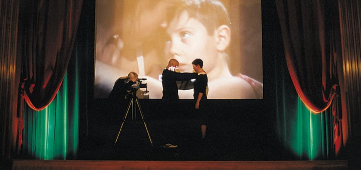 Studenter på Filmprogrammet som filmar en scen i en gammal biograf