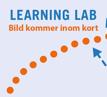 Vy 1 - bord i grupper framför en whiteboardvägg