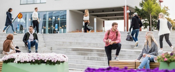 Studenter på campus.