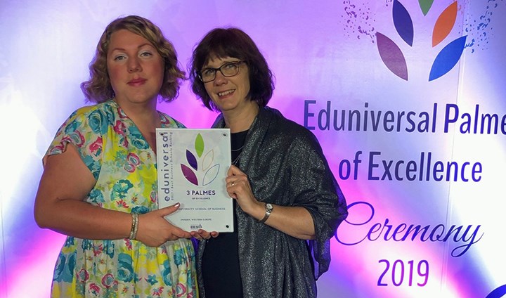 Ida Andersson-Norrie and Pia Bro-Nygårdhs are holding a certificate, on it are three colourful palm leaves and the text “3 Palms of Excellence”.