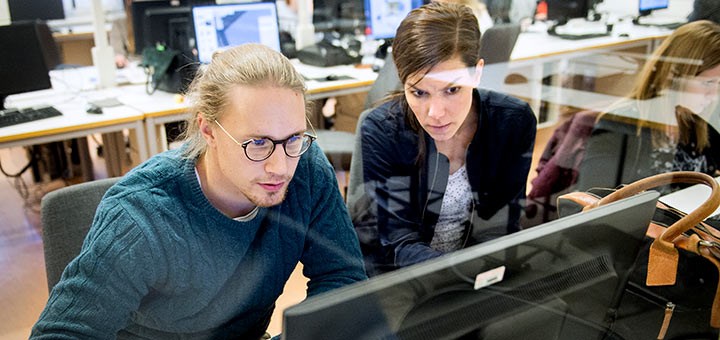 En man och kvinna vid en dataskärm.