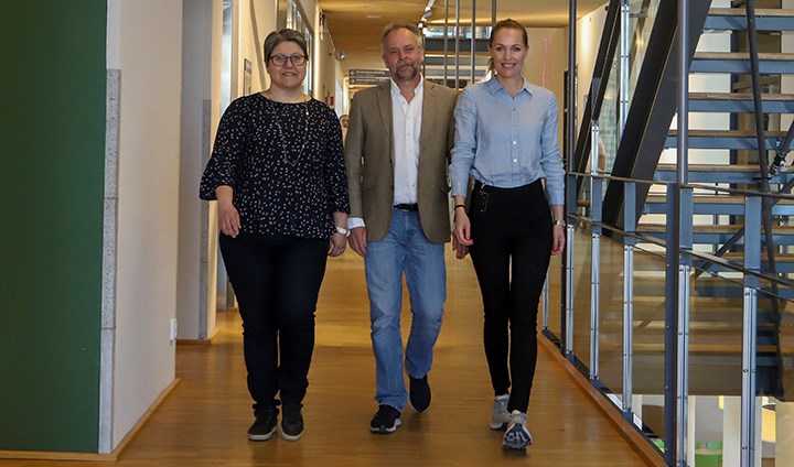Karin, Magnus och Anna promenerar i korridoren på Campus USÖ.