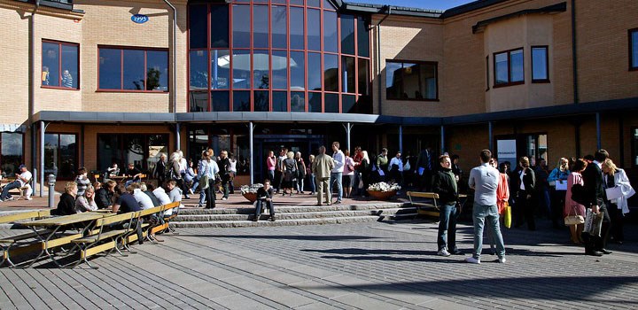 Ett torg utanför Prismahuset med människor.