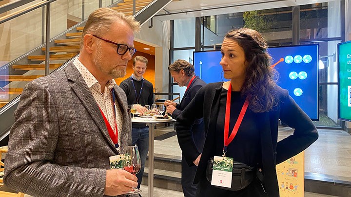 Doktoranden Linnea Urberg diskuterar med Anders Nilsson, NA:s chefredaktör.