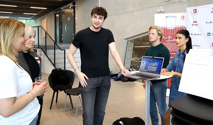 Studenterna David Eriksson, Rebecca Nilsson och Wilmer Feldt berättar om sin innovation för Maria Lindborg på Ica Maxi och Pia Ridderby från ORU Innovation Arena.