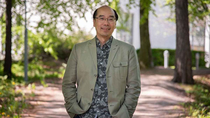 Leo Yeung framför några träd.