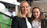 Projektledare Anna Högsten och vice projektledare Sofia Carlsson på Juristmässan.