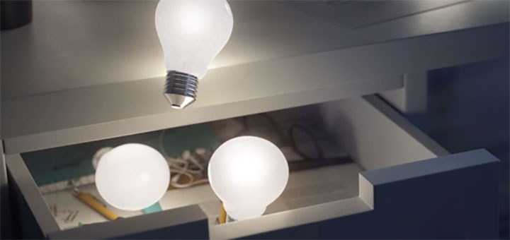 Illustration av tre tända glödlampor som flyger ut ur en skrivbordslåda.