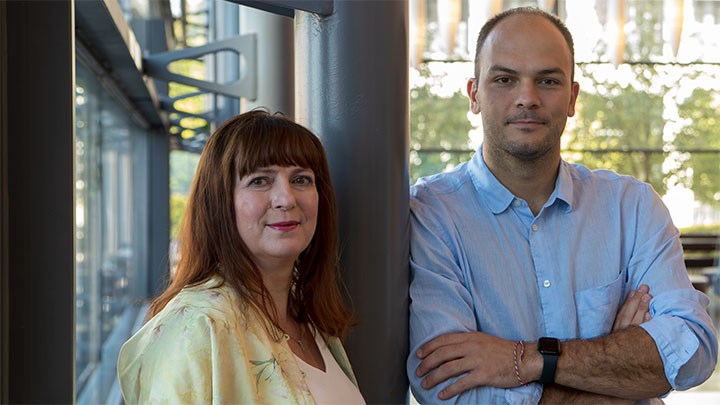Tuulia Hyötyläinen, professor i kemi vid Örebro universitet och Andi Alijagic, docent i biologi vid Örebro universitet.