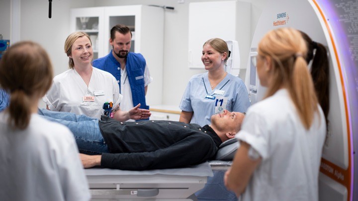 Bilden föreställer studenter i ett röntgensammanhang