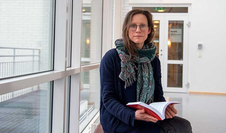 Lena Gunnarsson i Forumhuset med sin bok. 