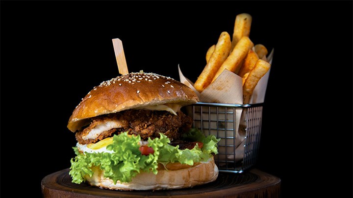 Hamburgare och pommes.