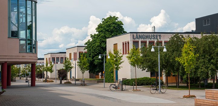 Picture of campus and the building  "Långhuset"