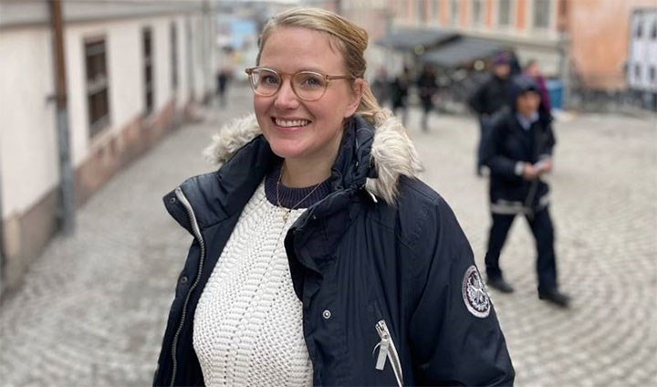 Alice Rasmussen i stadsmiljö.