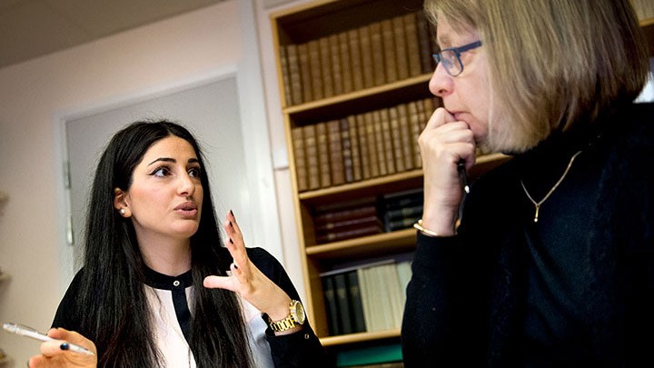 En yngre kvinna och en äldre kvinnna samtalar.